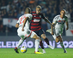 Flamengo bate o São Paulo por 2 a 0 e dorme na 3ª colocação do Brasileirão