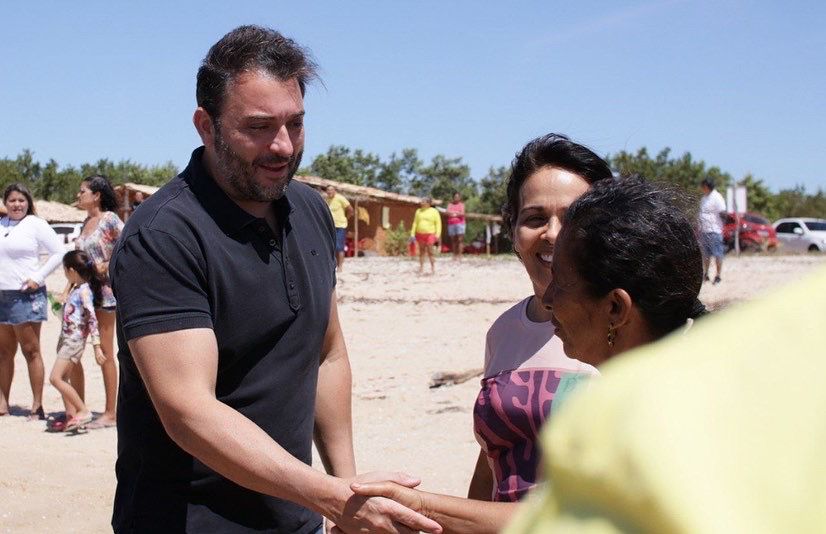 Empresário conversa com moradores do litoral em Cajueiro da Praia