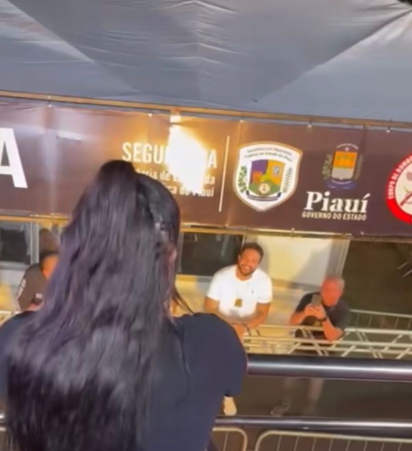 "Me prenda, delegado", pede cantora Mara Pavanelly durante evento no Piauí
