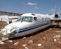 Avião bimotor faz pouso forçado durante voo de teste em Goiânia