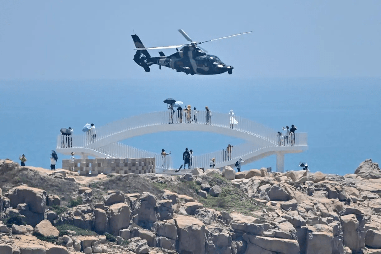 Helicóptero militar sobrevoa a Ilha Pingtan após visita de Pelosi   (Foto: Hector Rematal/AFP) 
