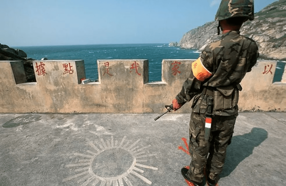 Soldado vigia estreito de Taiwan, nas ilhas Matsu  (Foto: Reprodução)