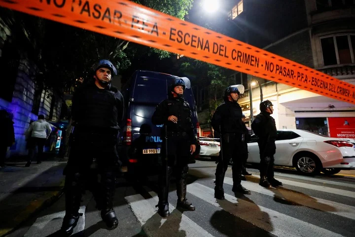Policiais em frente à casa da vice-presidente Cristina Kirchner após atentado Foto:  Reuters /Agustín Marcarian 