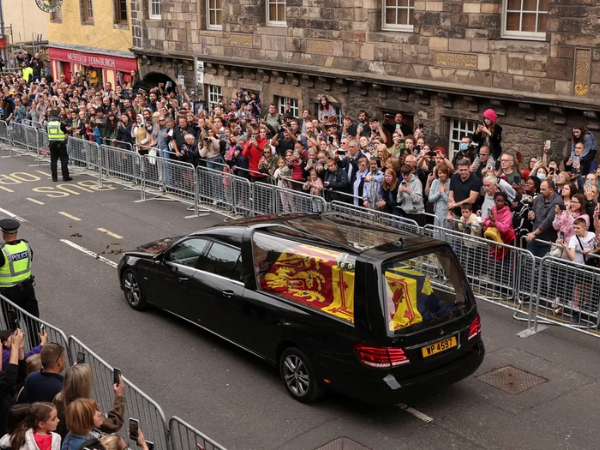 Caixão de Elizabeth II chega ao Palácio de Holyroodhouse em Edimburgo