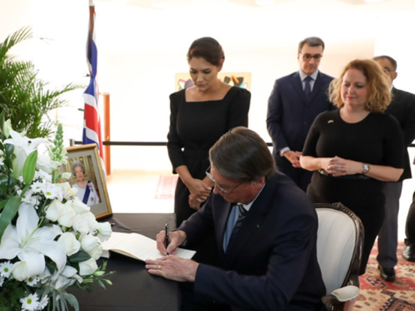 Bolsonaro assina livro de condolências pela morte da rainha Elizabeth 2ª