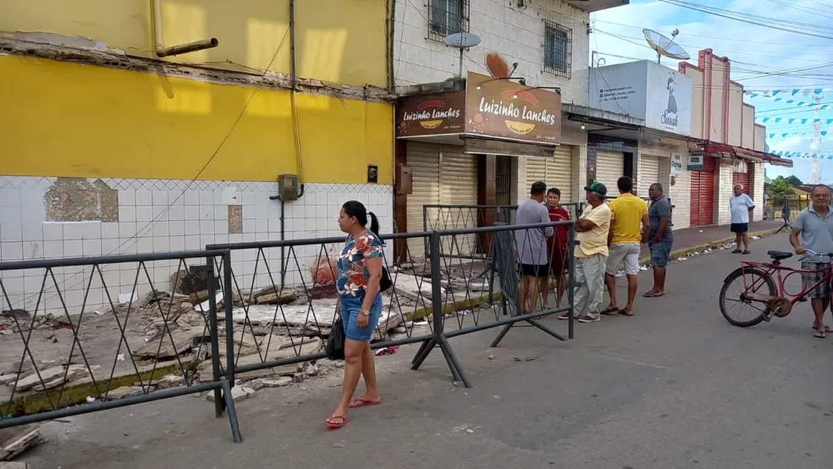 Nesta segunda-feira (12), era possível ver os escombros da marquise que desabou em Aliança, na Zona da Mata — Foto: Danielle Fonseca/TV Globo 