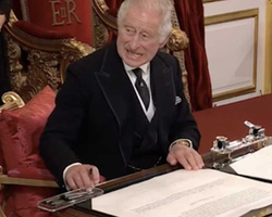 Rei Charles III dá novo “piti” ao tentar usar caneta: “Odeio isso”