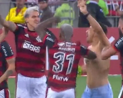 Torcedor que comemorou com jogadores do Flamengo em campo é preso