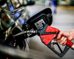 Preço da gasolina cai mais 1,4% e já fica abaixo de R$ 5, aponta ANP
