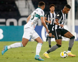 Botafogo vence Coritiba e dorme na décima posição do Campeonato Brasileiro