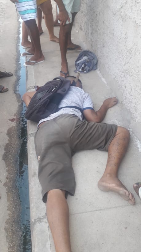 Suspeito de assaltos é baleado e esfaqueado na Vila Irmã Dulce em Teresina (Foto: Reprodução/ WhatsApp)