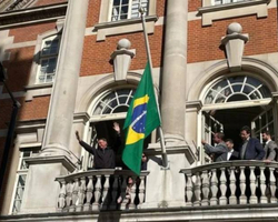 Bolsonaro chega a Londres e faz discurso na sacada da embaixada