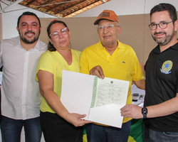 Dr. Pessoa entrega títulos de terra para moradores do povoado Santa Teresa