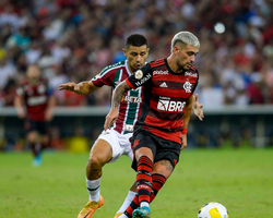 Em momentos opostos, Flamengo e Fluminense disputam clássico no Brasileirão