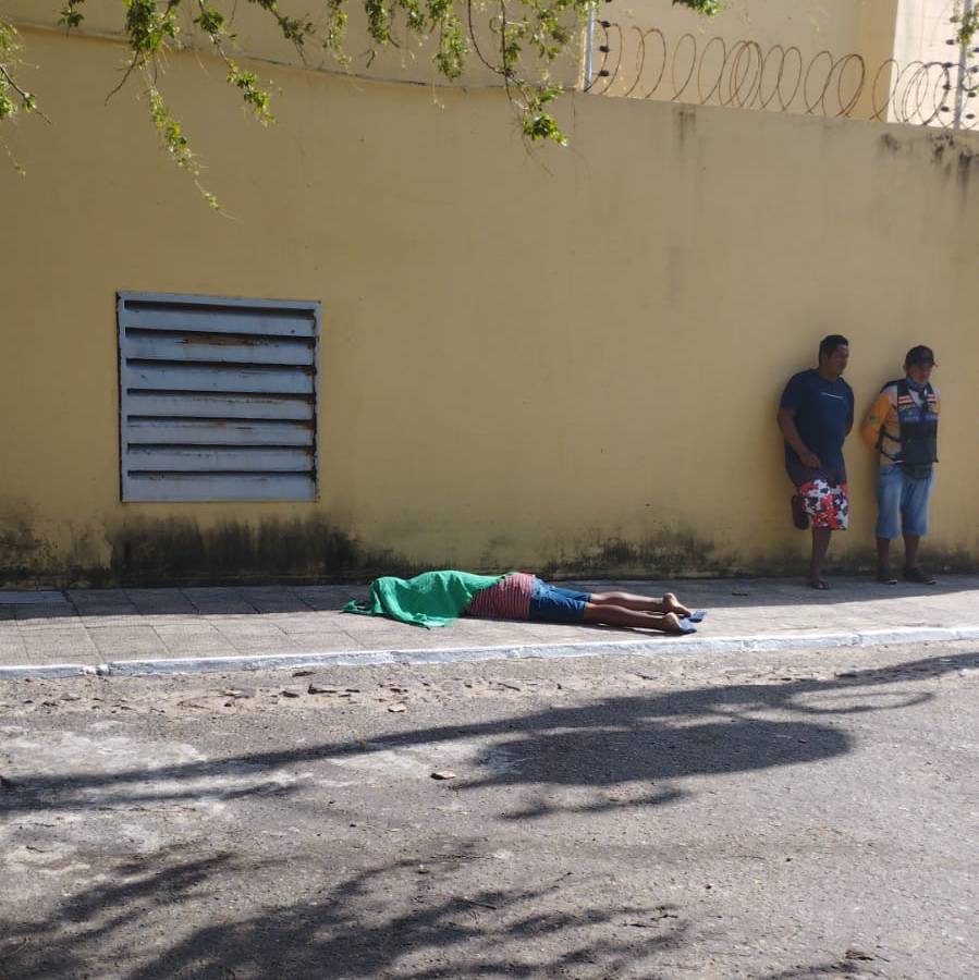 Homem é assassinado a tiros no centro de Luís Correia, no litoral do Piauí (Foto: Reprodução/ WhatsApp)