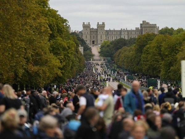 Caixão de Elizabeth 2ª chega ao Castelo de Windsor, ponto final do funeral