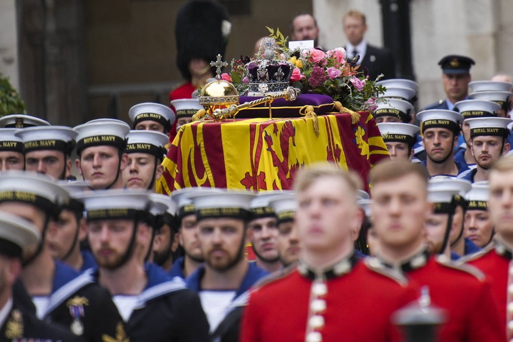 Cortejo levou o corpo de Elizabeth 2ª até a Abadia de Westminster, onde ocorre funeral - EMILIO MORENATTI/AFP 