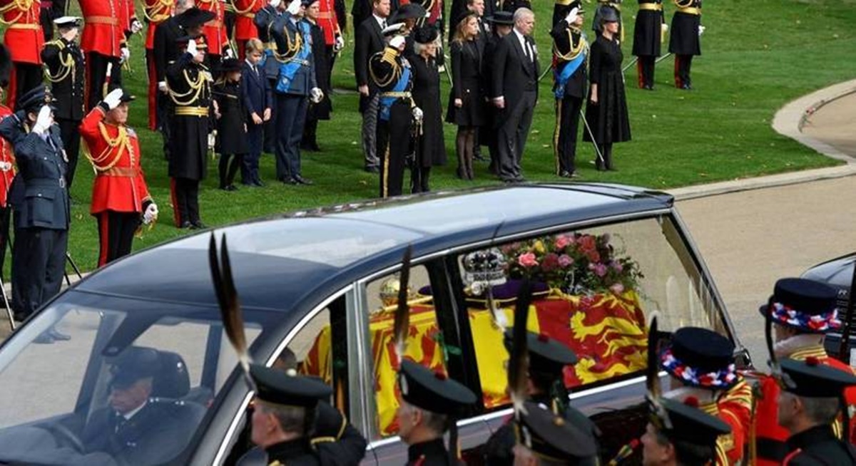 Caixão da rainha Elizabeth 2ª deixa o Arco de Wellington e segue para Windsor - TOBY MELVILLE/REUTERS  