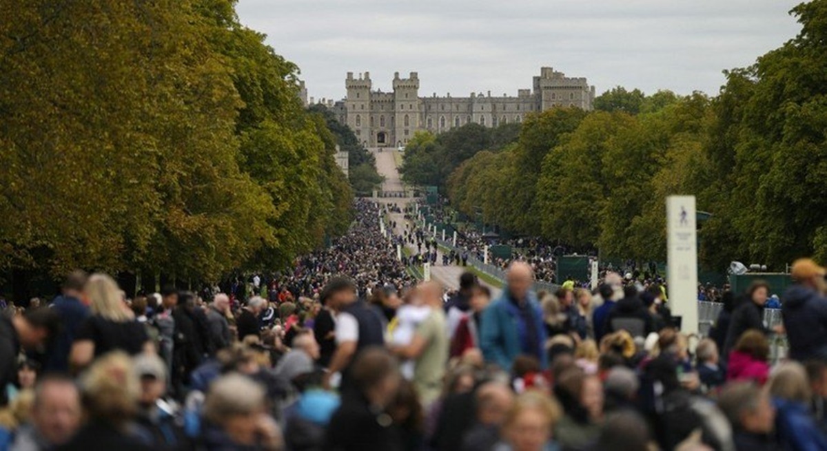Súditos ficam ao longo da “Long Walk” do lado de fora do Castelo de Windsor - Foto: ALASTAIR GRANT/AFP
