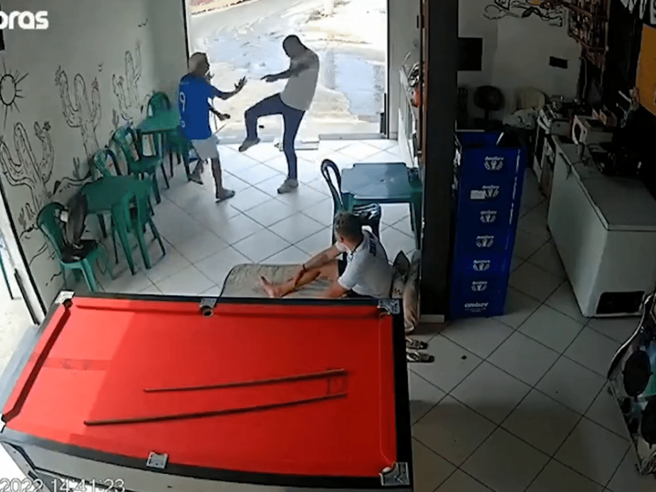 Candidato a deputado agride e aponta arma para adolescente em bar (Foto: Reprodução)
