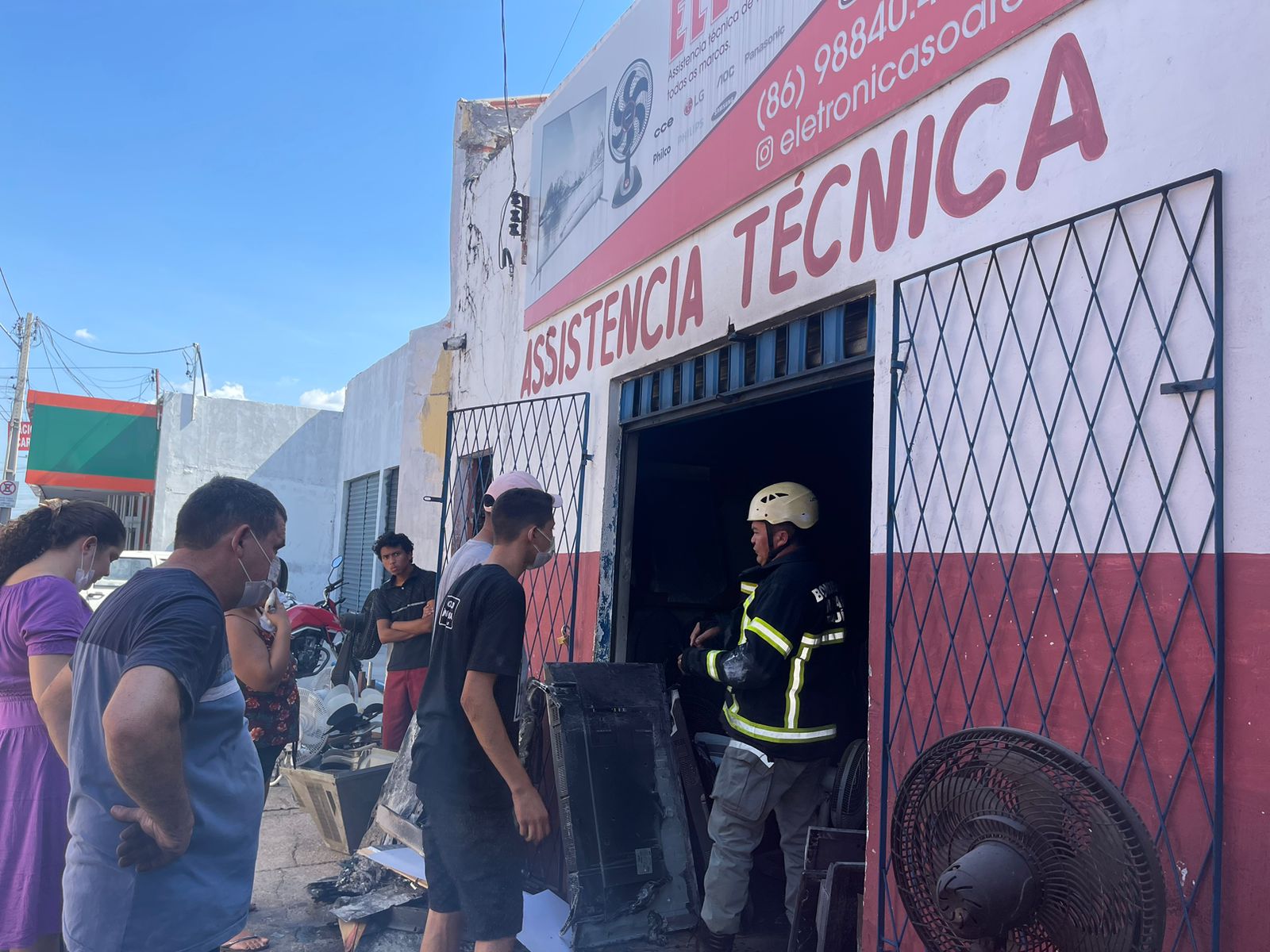 Incêndio atinge loja de assistência técnica no São Joaquim; grande prejuízo (Foto: Kassio Cavalcante)