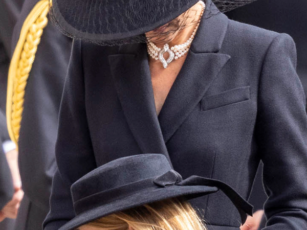 Princesa Charlotte chora durante funeral da rainha Elizabeth II
