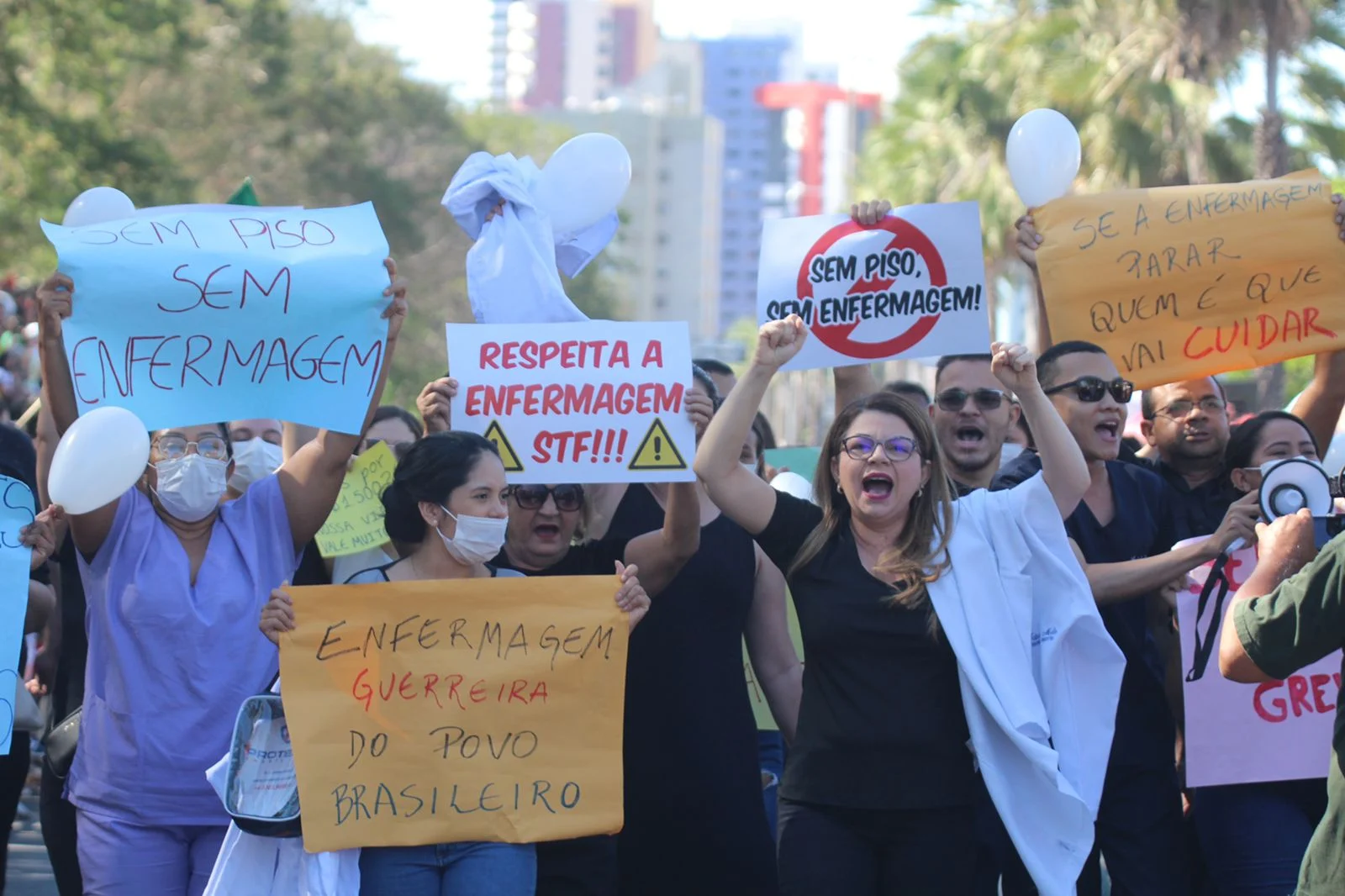 Profissionais da enfermagem durante protesto nos desfiles de 7 de setembro em Teresina (Foto: Raíssa Morais/ Meio Norte)