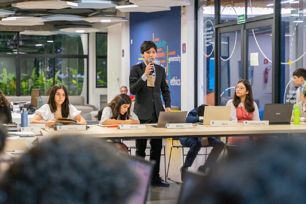 Com um currículo internacional e a devida orientação de um Departamento de Relações Internacionais, os alunos participam de atividades que permitem a formação de um rico e extenso portifólio - Foto: Divulgação