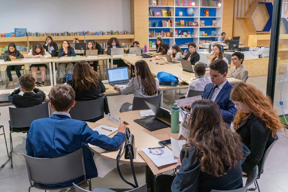 Simulações que reproduzem os padrões oficiais da ONU estão entre as experiências desafiadoras que os alunos vivenciam - Foto: Divulgação