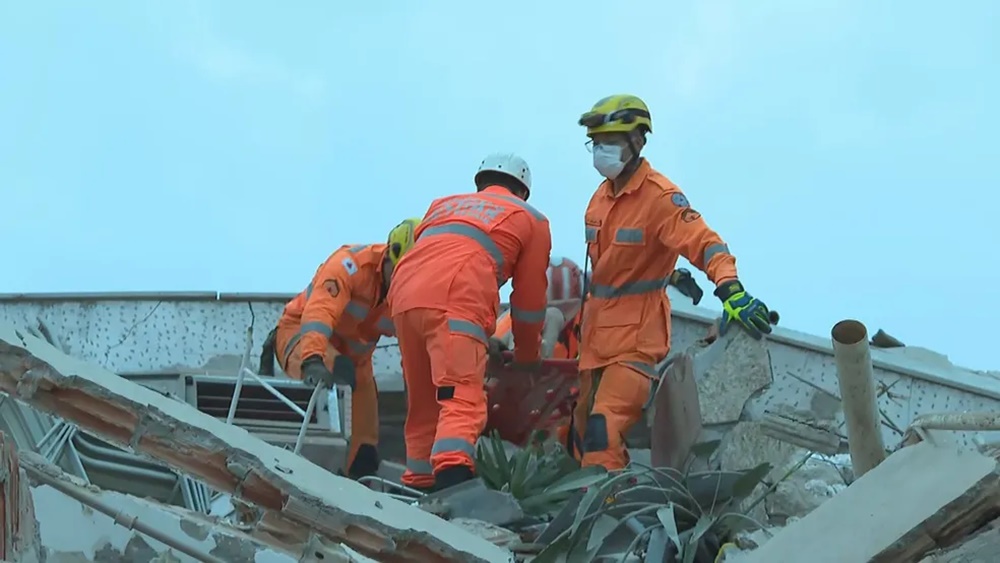 Bombeiros resgatam moradores que ficaram sob escombros. — Foto: Marcelo Abreu/TV Globo