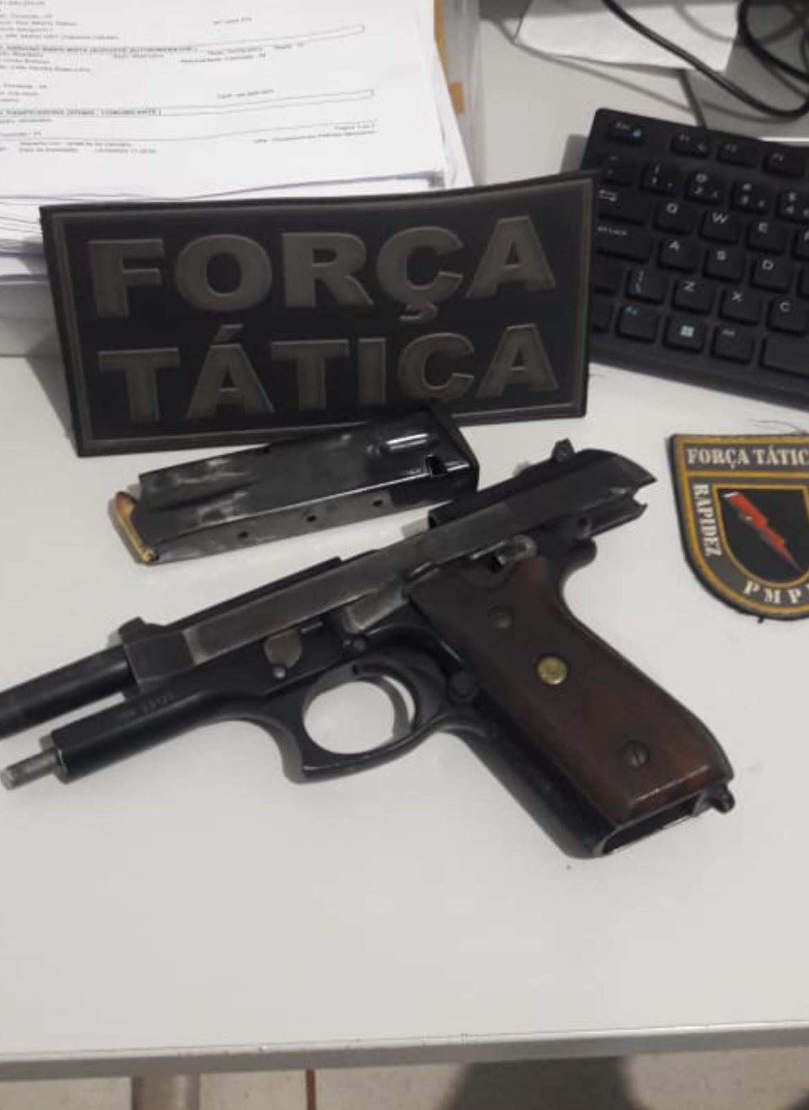 Homem é preso após empreender fuga com arma de fogo (Foto: Reprodução)