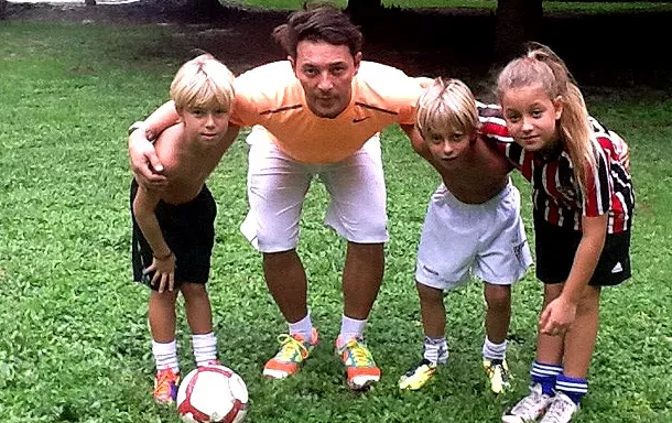 A pequena Valentina, ainda crinaça com os irmãos que também se encantaram pelo futebol