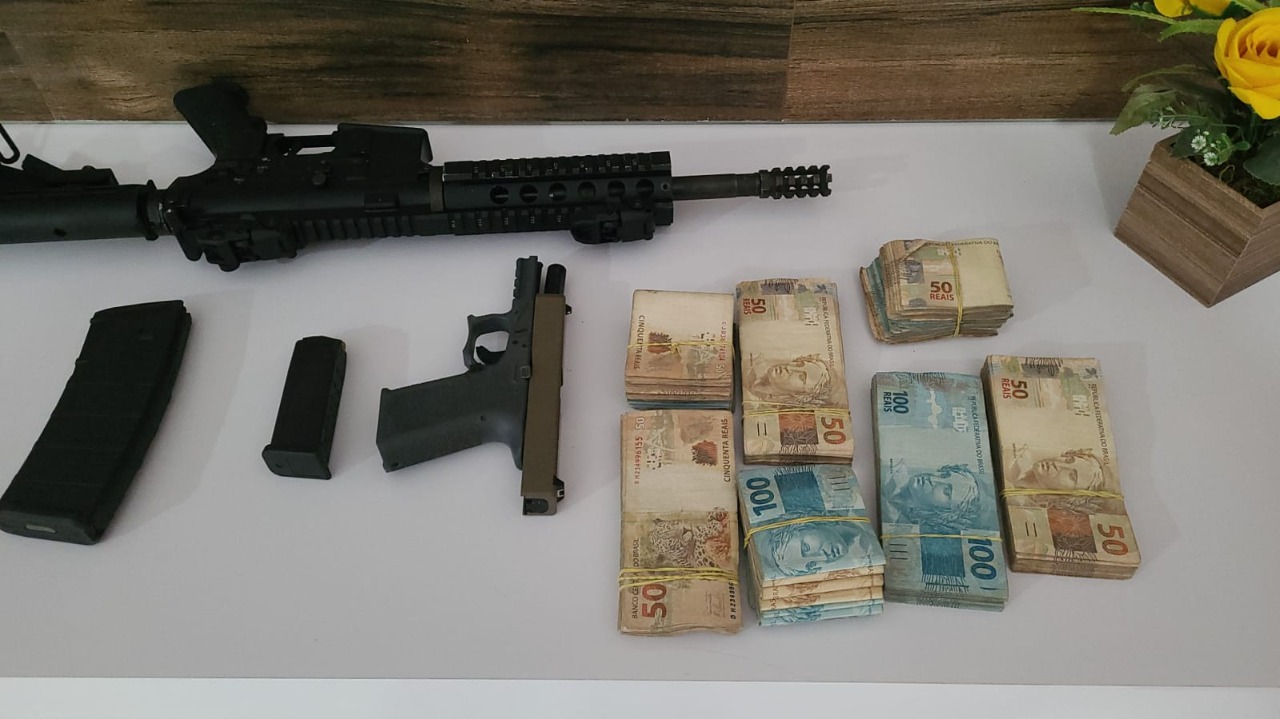 Foram apreendidos na ação armas, dinheiro (65 mil reais) e dois carros - Foto: Divulgação/PF
