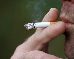 Fumar perto de filhos aumenta chance de ter netos asmáticos, diz estudo