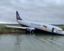 Pouso dá errado e avião de carga para à beira de lago; ninguém se feriu
