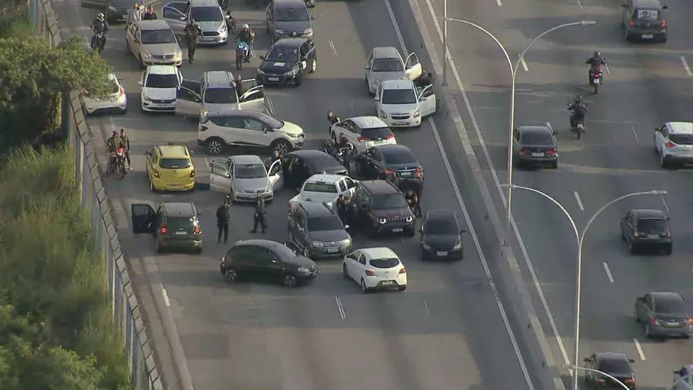 Tráfego foi interrompido na Linha Vermelha — Foto: Reprodução/ TV Globo