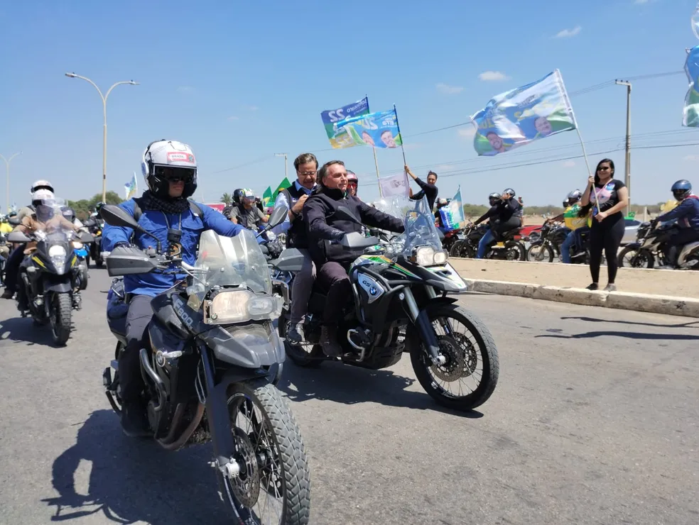 O candidato à reeleição realizou um passeio de moto com seus eleitores (Foto: ReproduçãoEmerson Rocha/g1)