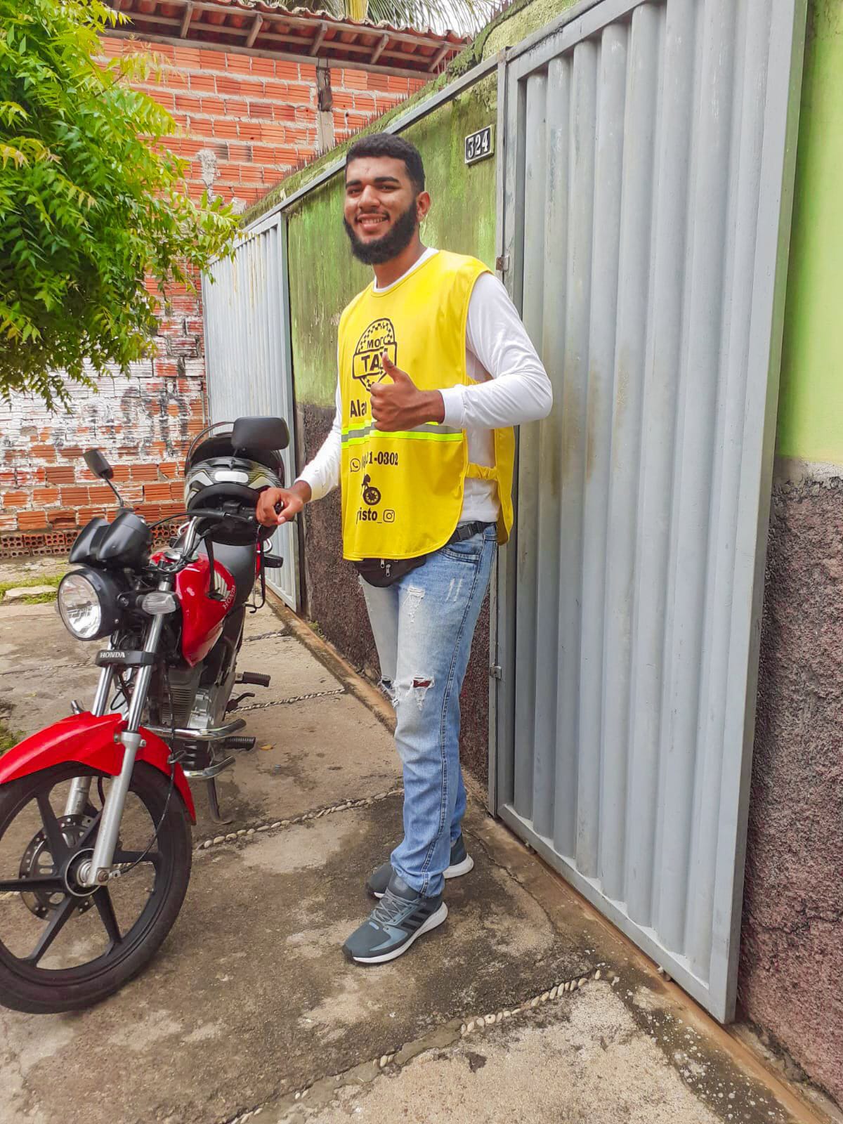 Currículo de mototaxista de Campo Maior viraliza: “Levo pra motel, matagal” (Foto: Arquivo Pessoal)