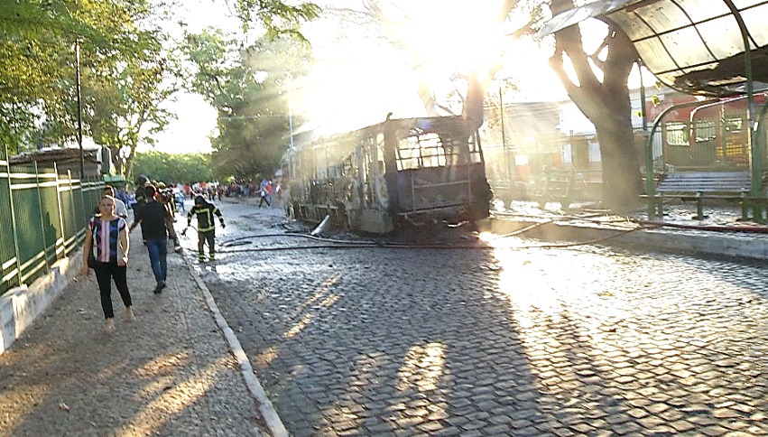 Homem ateia fogo em ônibus da Timon City na Praça Saraiva e é preso (Foto: Rede Meio Norte)