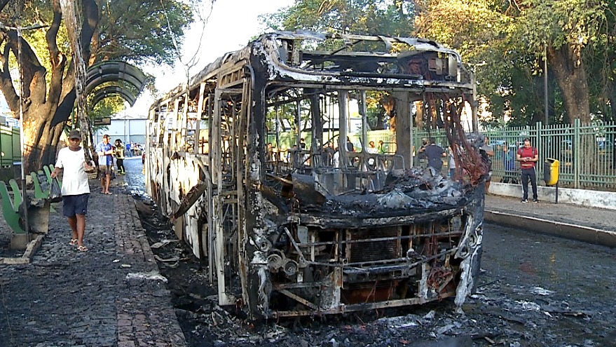 Homem ateia fogo em ônibus da Timon City na Praça Saraiva e é preso (Foto: Rede Meio Norte)