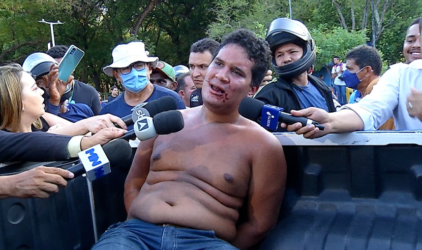 Homem ateia fogo em ônibus da Timon City na Praça Saraiva e é preso (Foto: Rede Meio Norte)