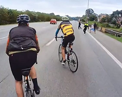 Gangue derruba ciclista em rodovia e rouba bicicleta de R$ 15 mil