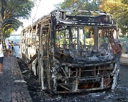 Homem ateia fogo em ônibus da Timon City na Praça Saraiva e é preso; vídeo!