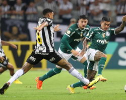 Palmeiras bate o Atlético-MG e amplia vantagem na liderança do Brasileiro