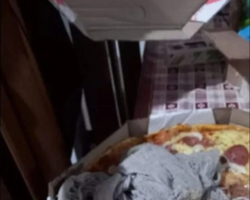 Cliente recebe pizza com pano de chão na embalagem