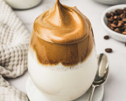 Diferentão, cremoso ou gelado, veja receitas de café: Dalgona coffee