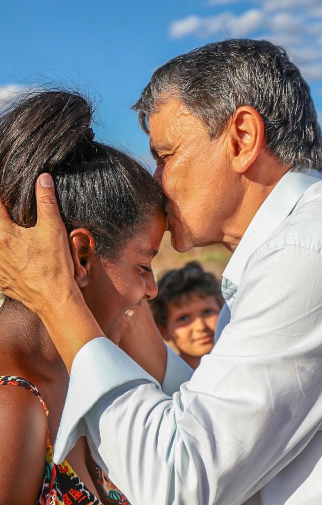 Wellington Dias beija eleitora: ele pode bater novo recorde de votos no Piauí