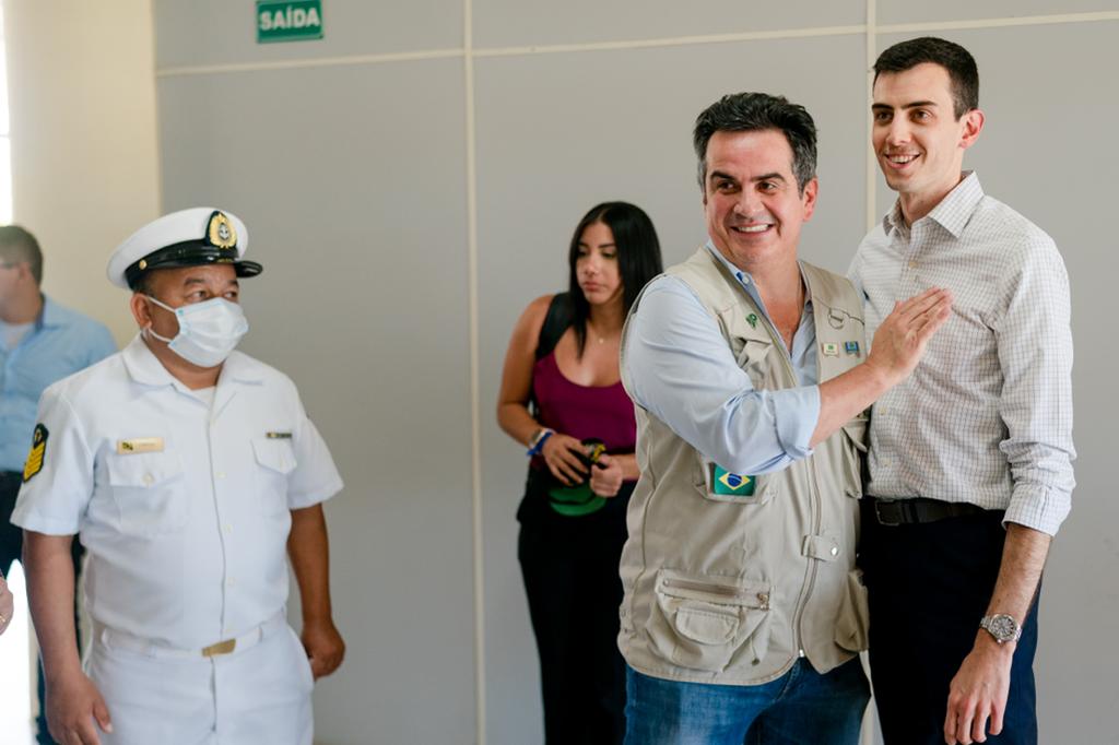 Ciro Nogueira e executivo da Azul no Aeroporto de Parnaíba