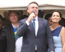 “Imbrochável, imbrochável, imbrochável”, diz Bolsonaro na Esplanada
