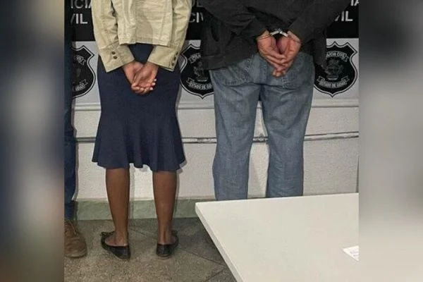 Avô e mãe são presos suspeitos de estuprar criança (Foto: PCGO)